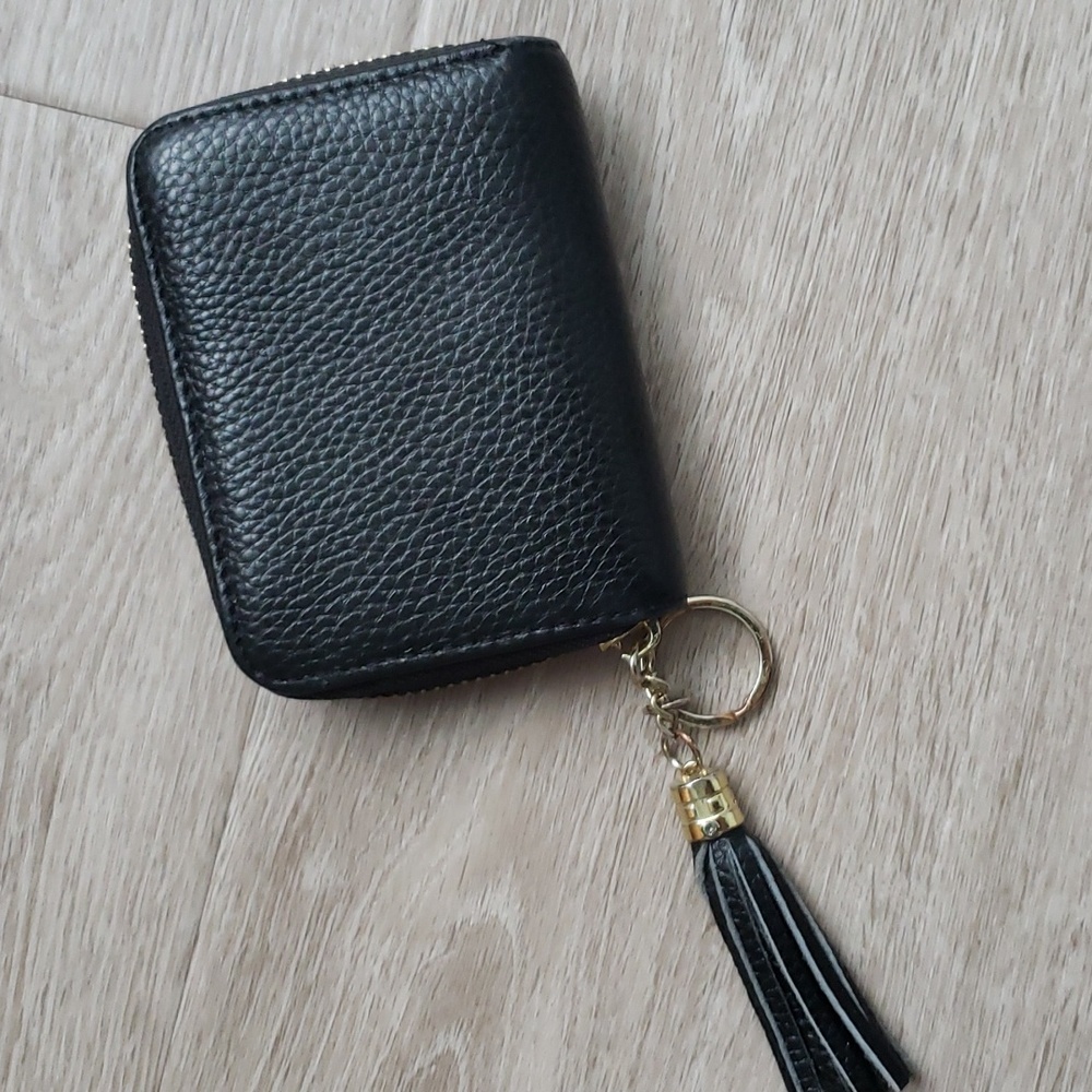 Small zip around wallet